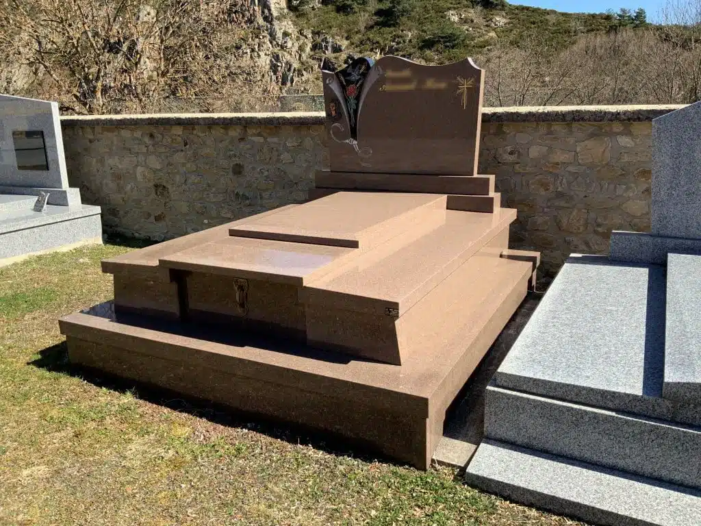 Monument funéraire en granit rouge avec stèle gravée, cimetière de la Loire