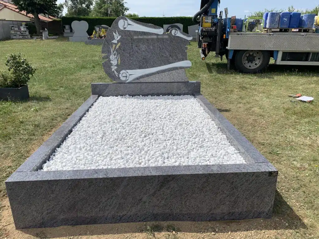 Entourage de tombe en granit gris avec gravier blanc et stèle, pose par un marbrier au Puy-en-Velay