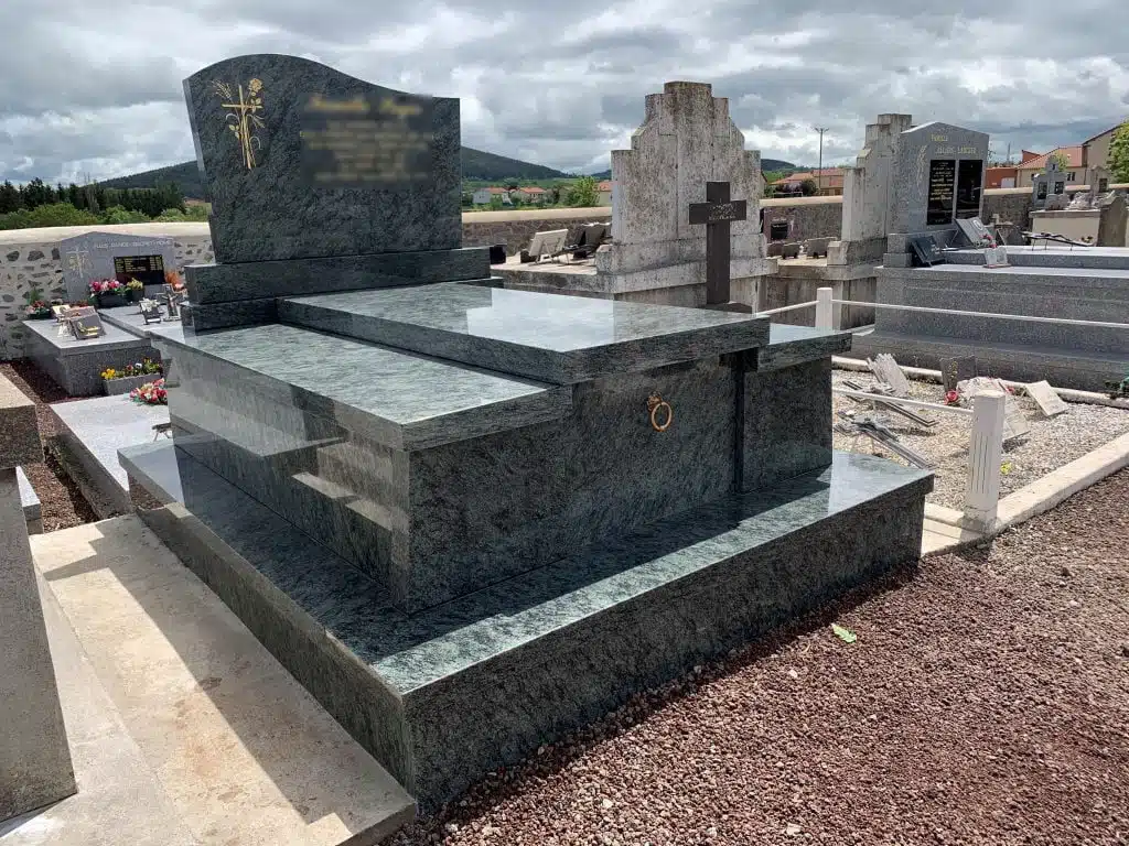 Monument funéraire en granit vert poli avec stèle gravée, Haute-Loire